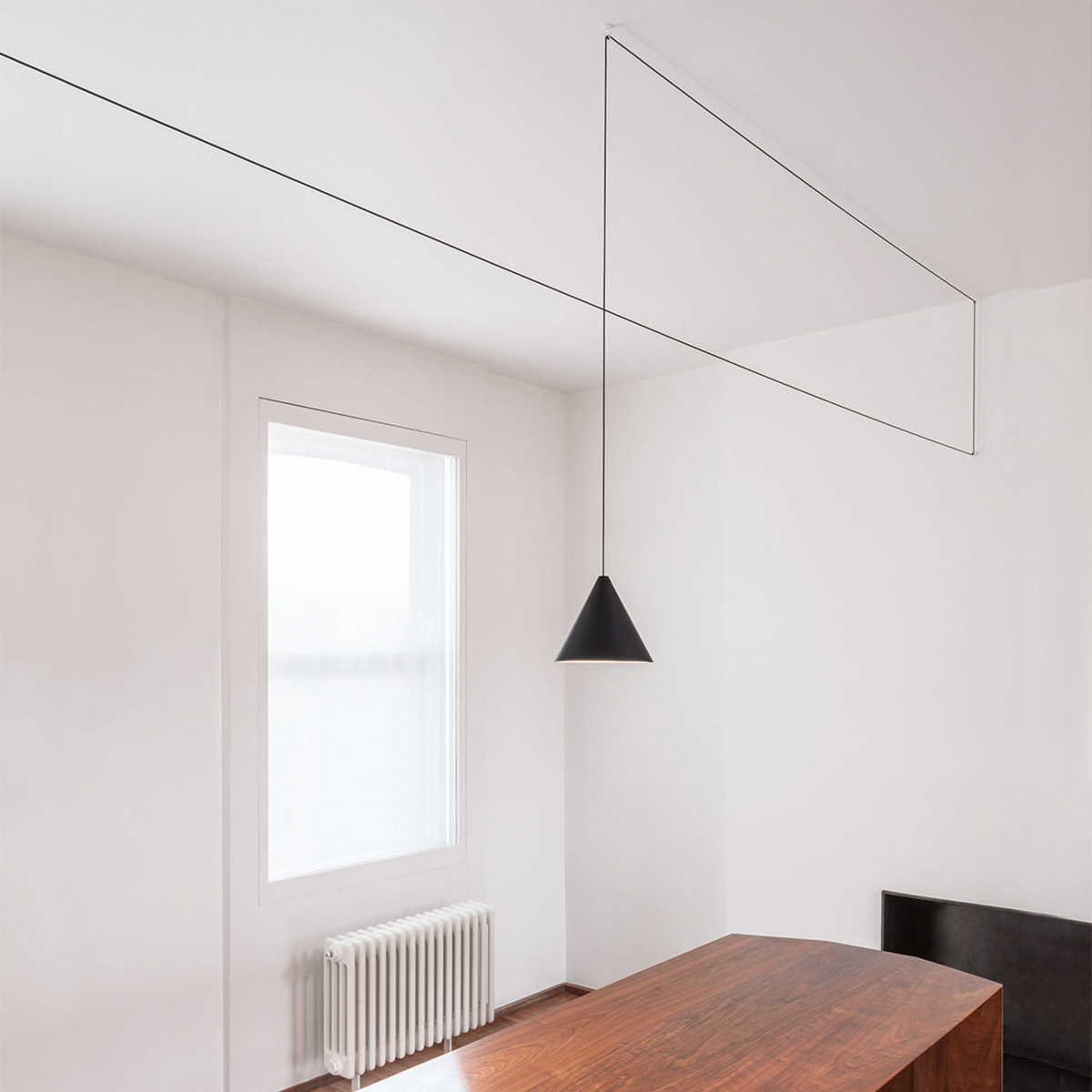 Flos String Light Cone LED Pendelleuchte, schwarz, mit String Light Wand- / Deckenrosette, schwarz (als Zubehör erhältlich) (©Frank Hülsbömer)