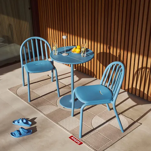 Modernes Gartenmöbel-Set mit Tisch und Stühlen auf einer Terrasse