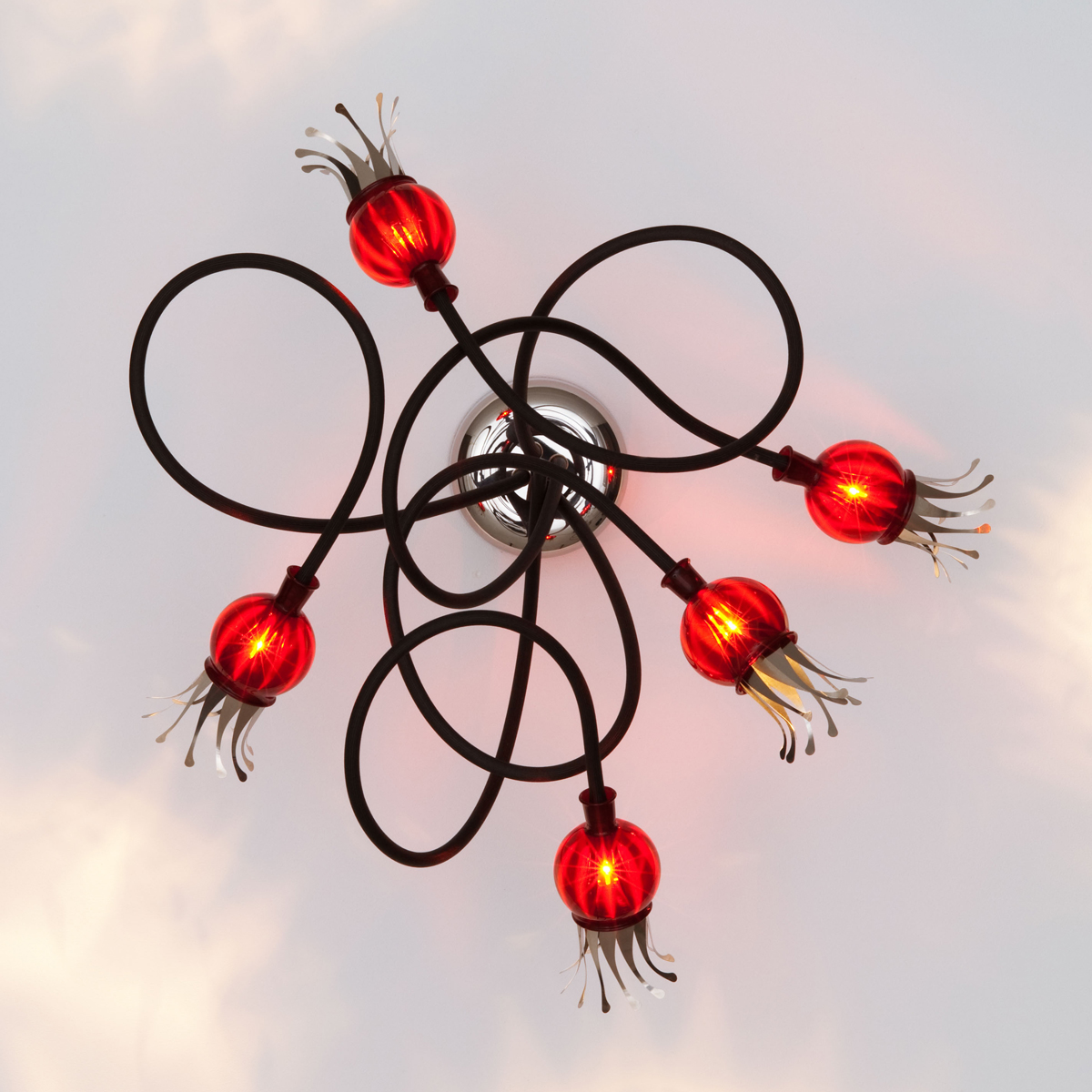 Serien Lighting Poppy Wall / Ceiling, 5-flg., Schirme: rot, Arme: schwarz