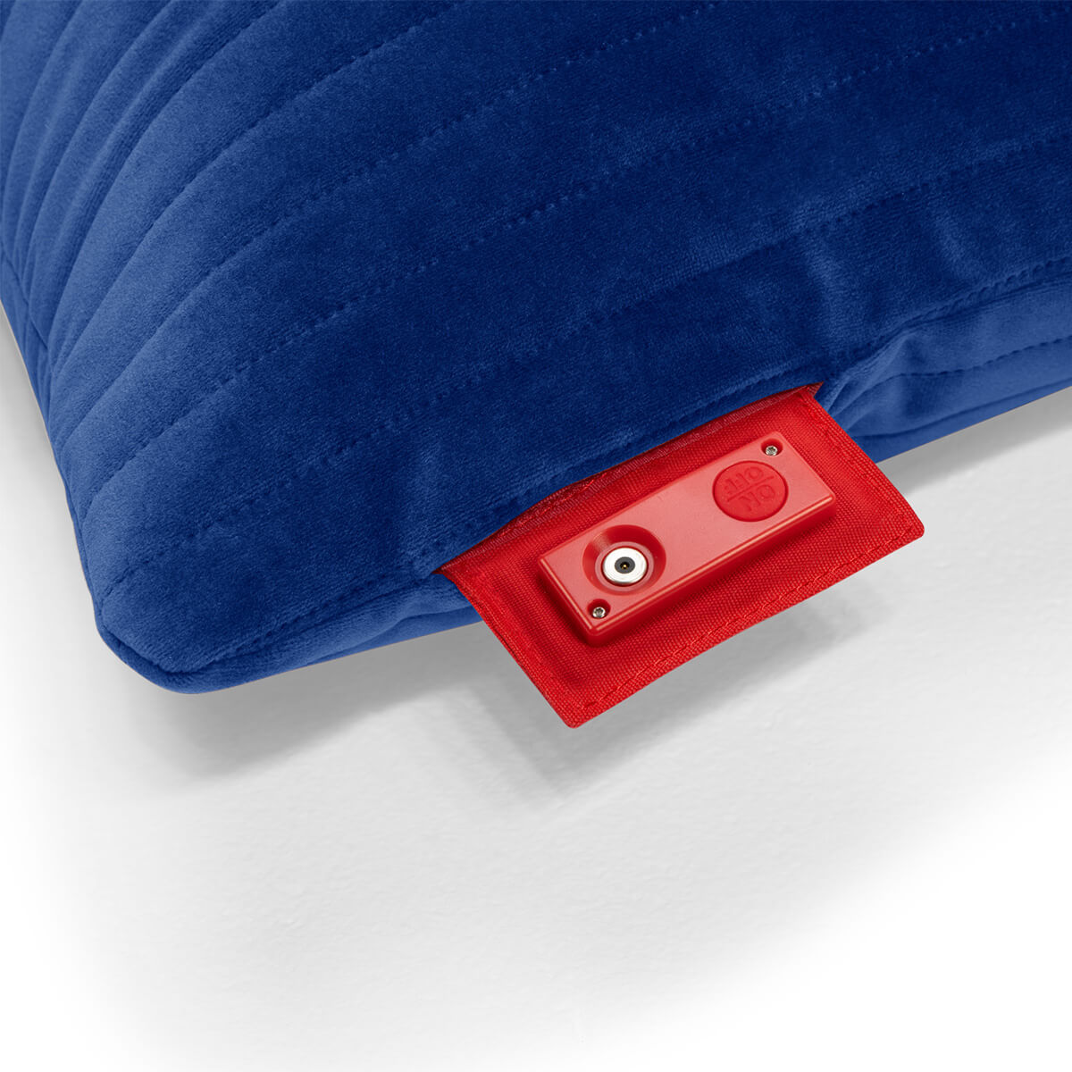 Fatboy Hotspot Pillow Line Velvet Quadro Heizkissen, Flash blue (blau), Ladeanschluss am Fatboy-Etikett