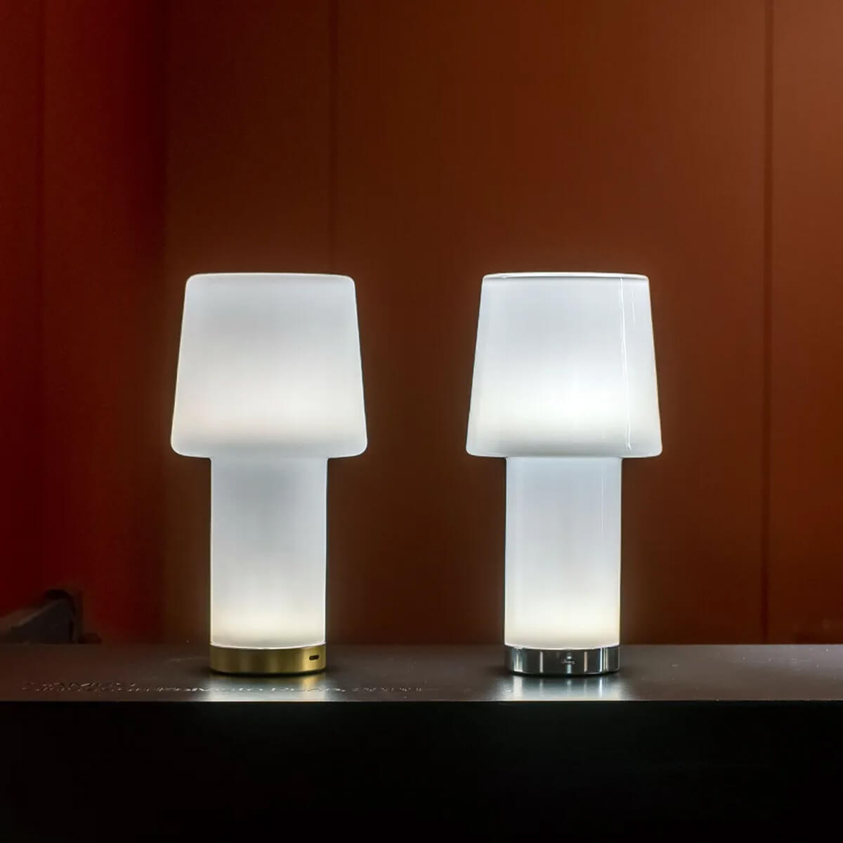 Fontana Arte Cameo LED Akkuleuchte, weiß / Gold und weiß / Chrom