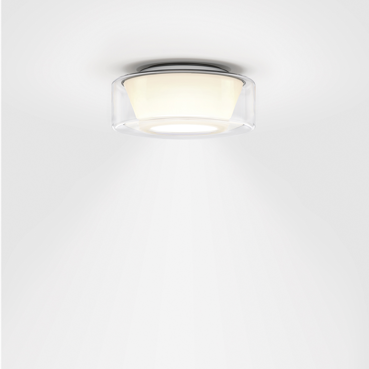 Serien.lighting Curling Ceiling S LED Deckenleuchte, 3000 K, Glas klar, Reflektor: konisch opal (©serien.lighting)