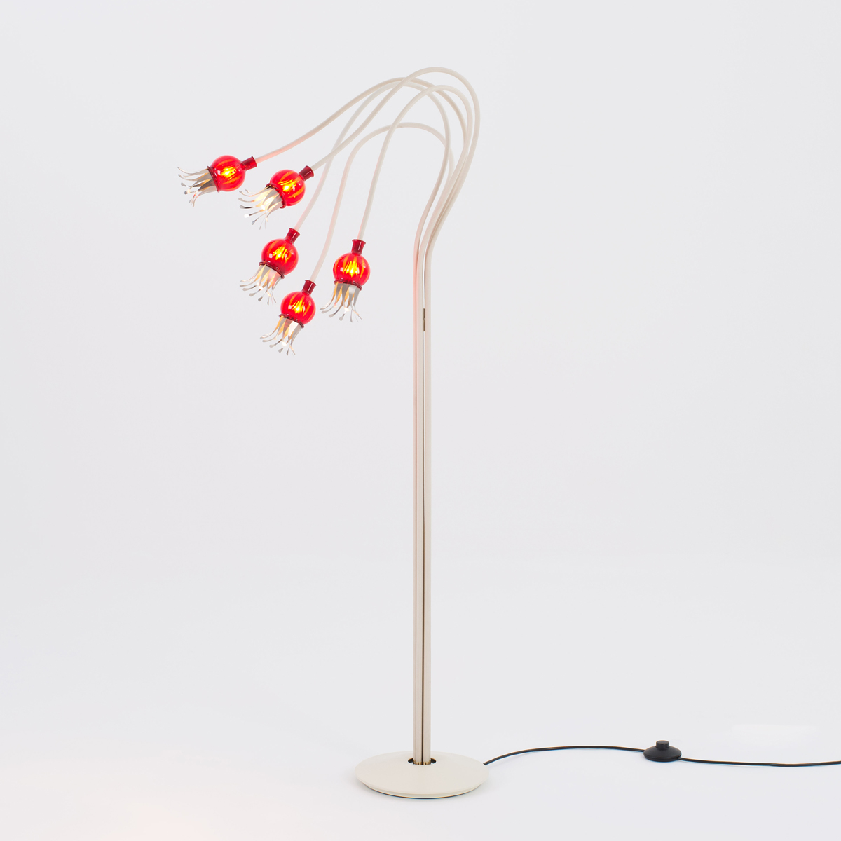 Serien.lighting Poppy Floor 5 Stehleuchte, Schirme: rubinrot, Arme: beige