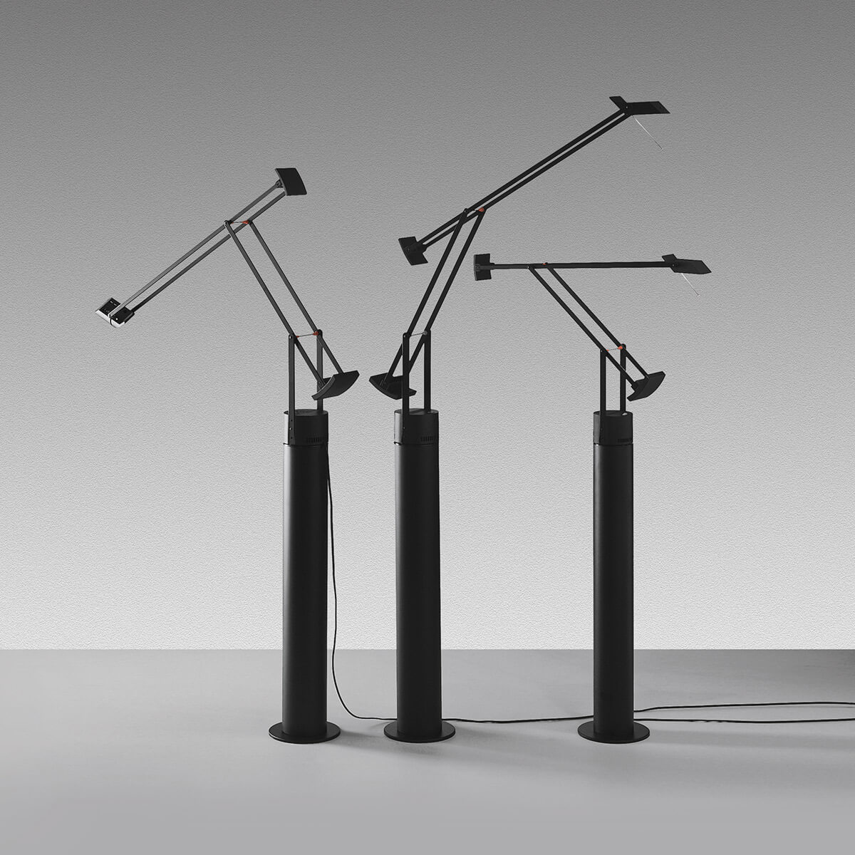 Artemide Tizio 35 Terra, schwarz, Artemide Tizio LED Terra, schwarz, und Artemide Tizio Micro Terra, schwarz (v.l.n.r.)