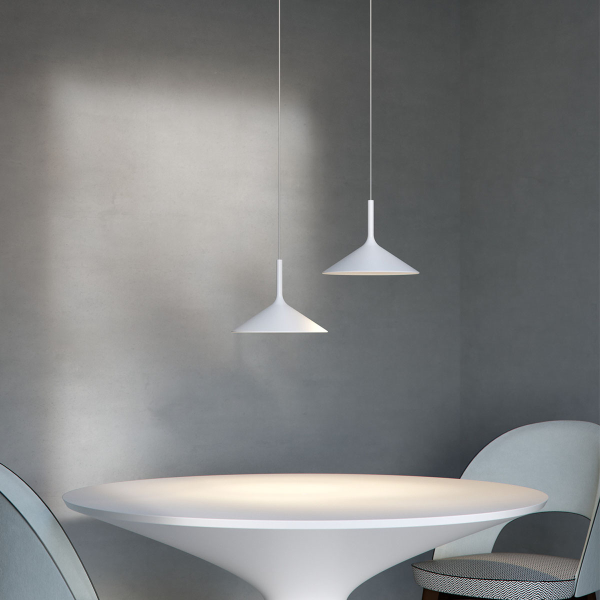 Rotaliana Dry H1 LED Pendelleuchte, weiß matt, die Abbildung zeigt die Leuchte in Kombination mit einer zweiten über einem runden Esstisch