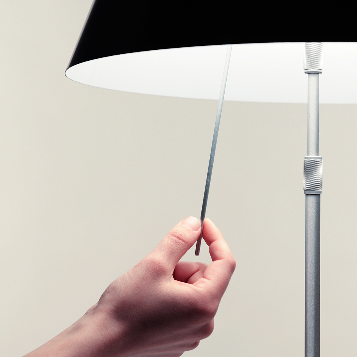 Luceplan Costanza Terra Teleskop mit Touchdimmer, Alu, Schirm: lakritzschwarz, Stäbchenschalter mit Touchdimmer