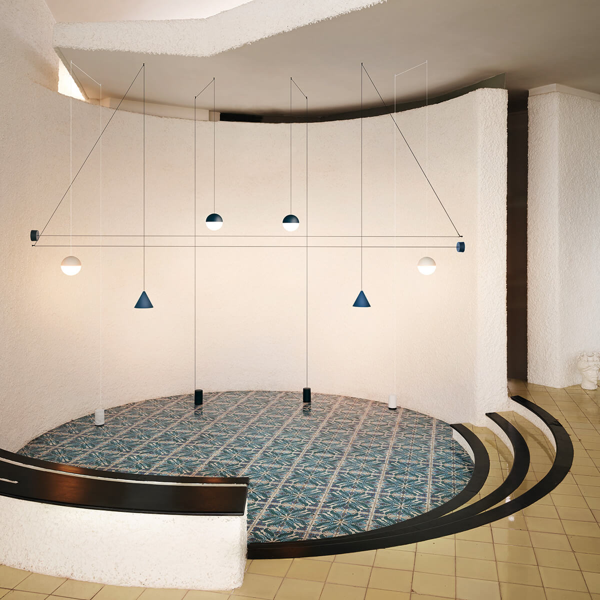 Flos String Light Kollektion, freie Konfiguration mit String Light Wand- / Deckenrosetten und Fußschaltern (als Zubehör erhältlich)