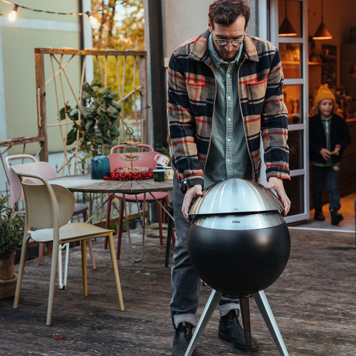 Höfats Moon 45 Deckel, Edelstahl gebürstet, mit Moon 45 Feuerschale mit hohem Fuß (separat erhältlich)