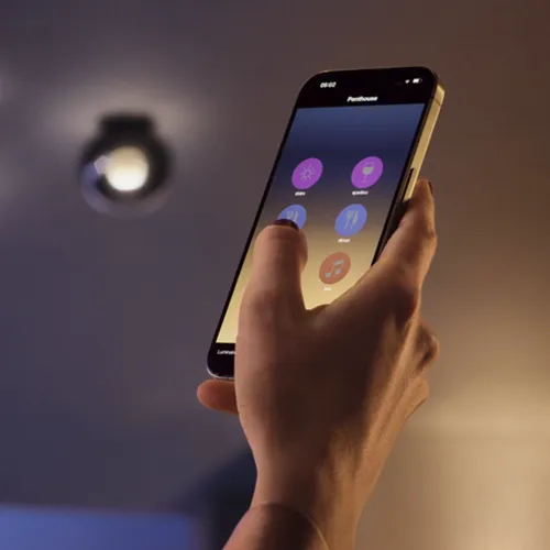 Smart-Home-Lichtsteuerung per App auf dem Smartphone