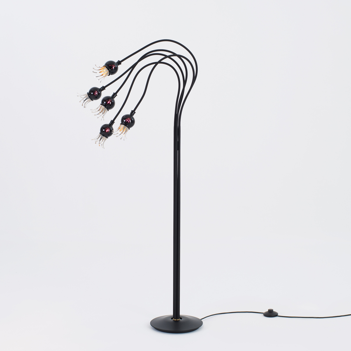 Serien.lighting Poppy Floor 5 Stehleuchte, Schirme: violett, Arme: schwarz