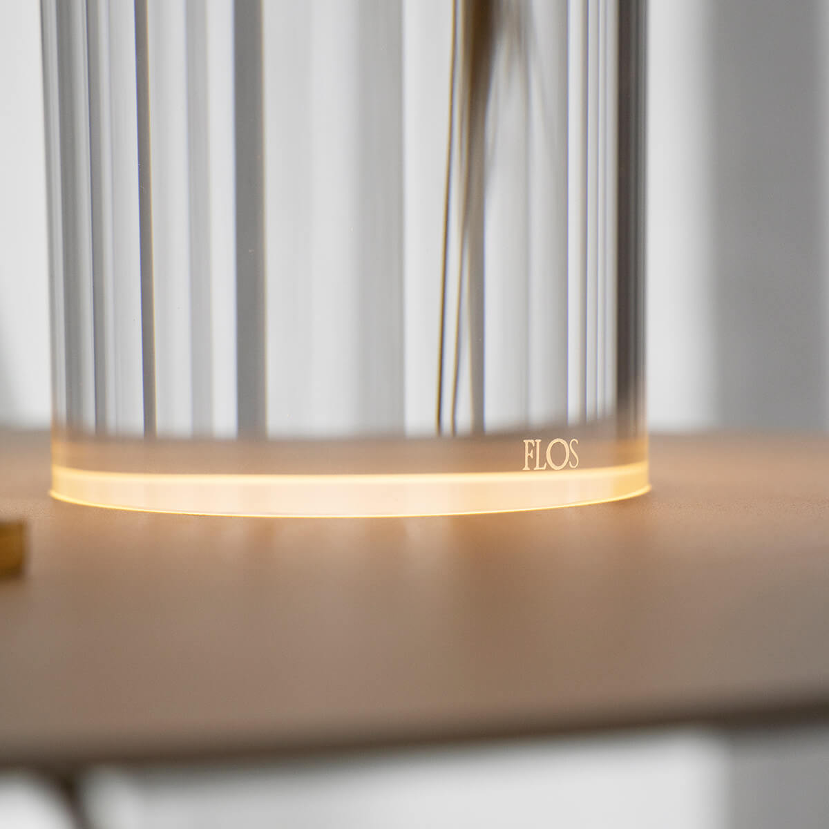 Flos Last Order Fluted LED Akkuleuchte, Messing glänzend (©Phil Cohen)