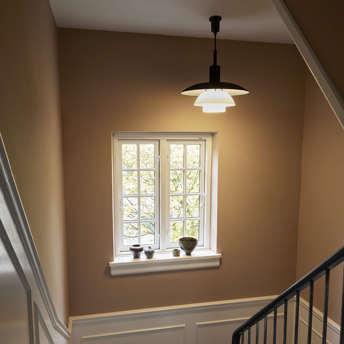 Louis Poulsen PH 5/5 Pendelleuchte, Metall schwarz / Opalglas weiß