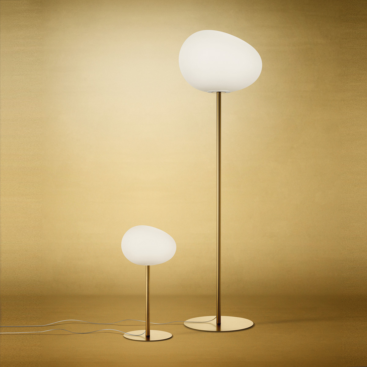Foscarini Gregg Grande Terra und Foscarini Gregg Media Tavolo Alta, bianco/oro (weiß/Gold)