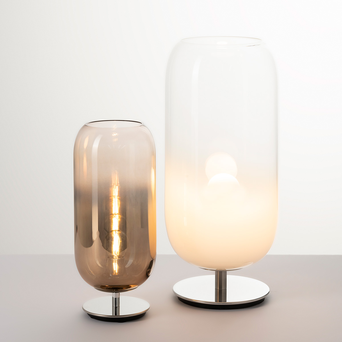 Artemide Gople Lamp Mini Tavolo, Aluminium, Schirm: Bronze, und Gople Lamp Tavolo, weiß