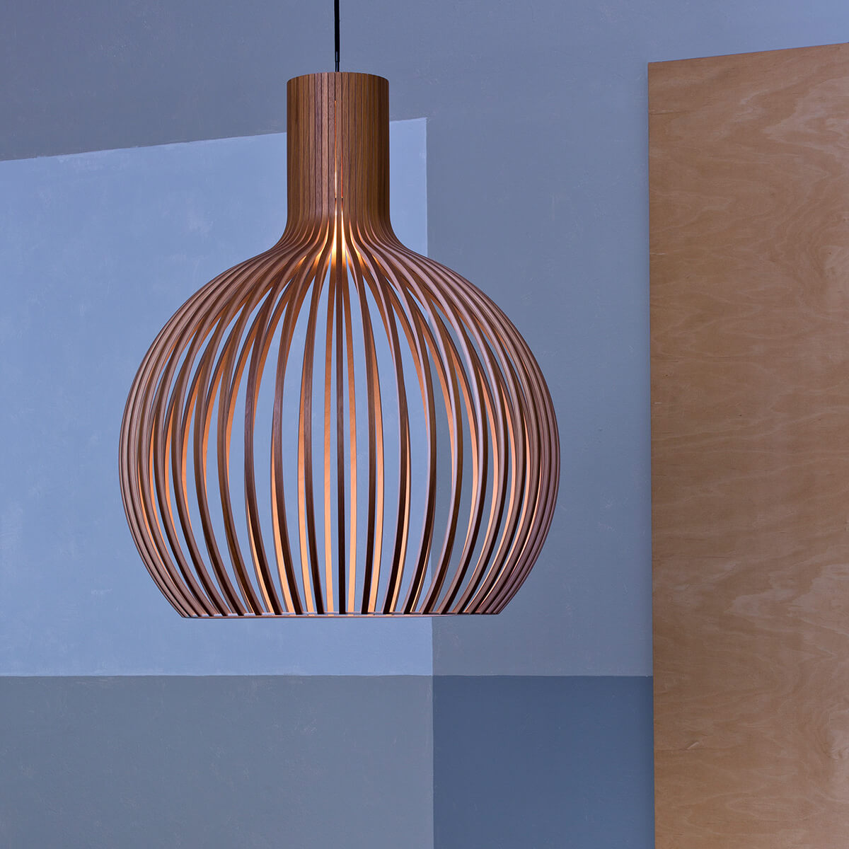 Secto Design Varsi 1000 Wandleuchte mit Octo 4240, schwarz, Schirm: Walnussfurnier