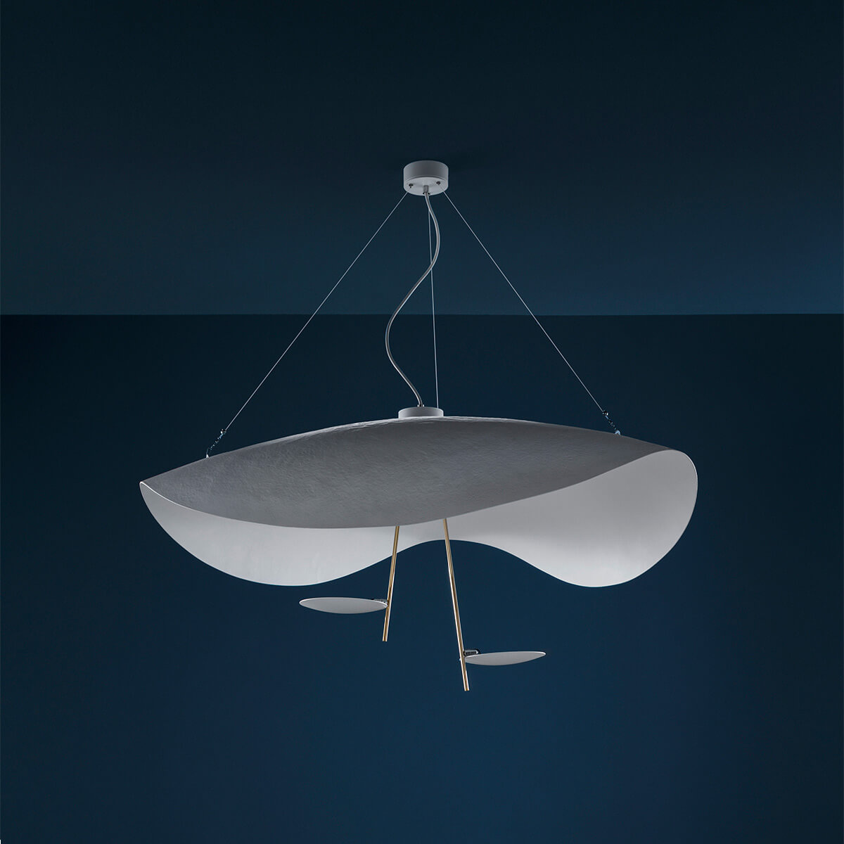 Catellani & Smith Lederam Manta S2 Pendelleuchte, weiß/weiß, Stangen: Gold, Scheiben: weiß (ausgeschaltet) (©Nava-Rapacchietta)