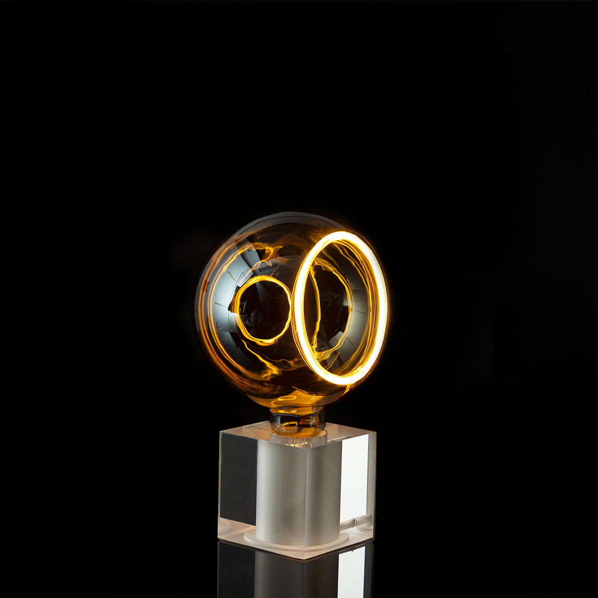 Segula LED Floating Globe 150 90° smokey grau E27, 6 W, 1900 K, dimmbar, mit Sompex Cubic Tischleuchte, Acryl (separat erhältlich) (©Leuchtenland.com)