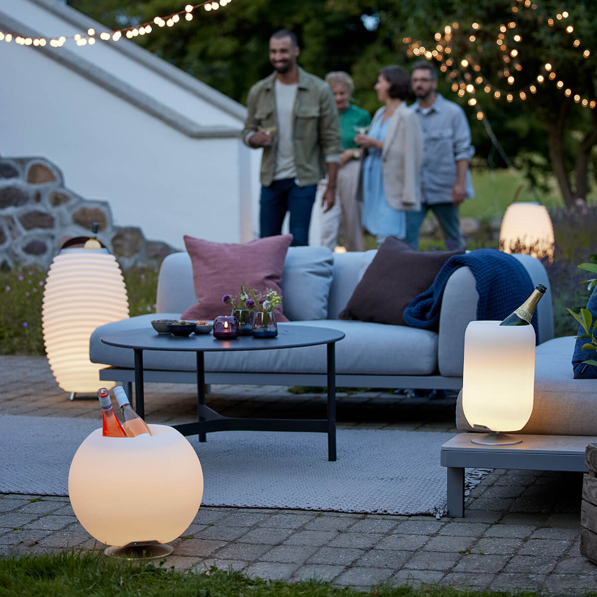 082-kooduu-sphere-led-akkuleuchte-bluetooth-lautsprecher-weinkuehler-aluminium-gebuerstet-ambiente-4-1200x1200 Kooduu Sphere LED Akkuleuchte, Bluetooth Lautsprecher & Weinkühler und Atmos LED Akkuleuchte, Bluetooth Lautsprecher & Weinkühler, Aluminium gebürstet