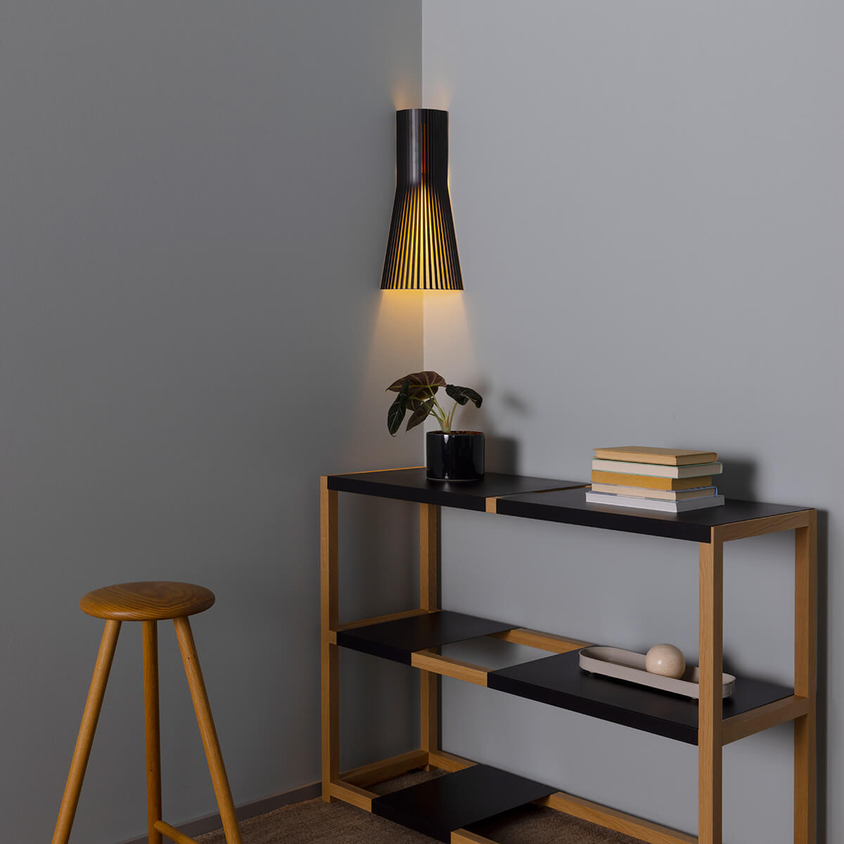 Secto Design Secto Small 4237 Eck- / Wandleuchte, schwarz laminiert