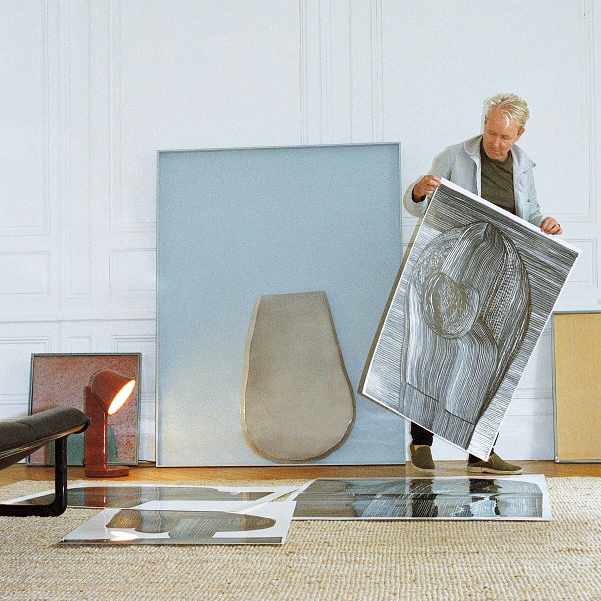 Flos Céramique Down Tischleuchte, rostrot, mit Designer Ronan Bouroullec (©Angèle Châtenet)