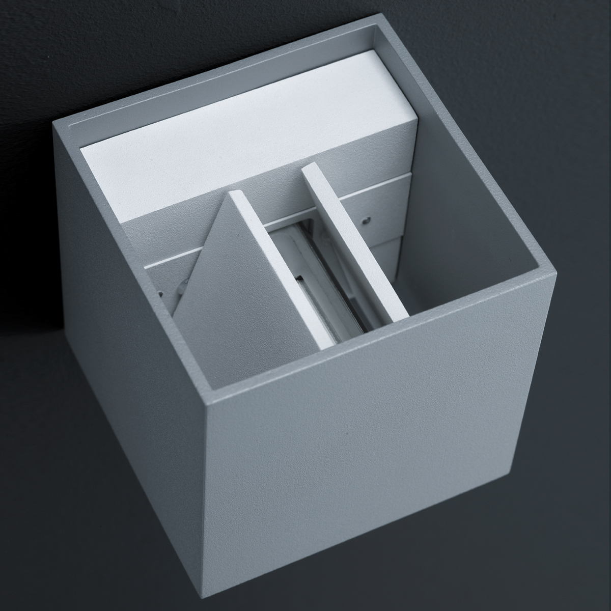 Helestra Siri 44 Up & Down LED Außenwandleuchte, silbergrau (ausgeschaltet)