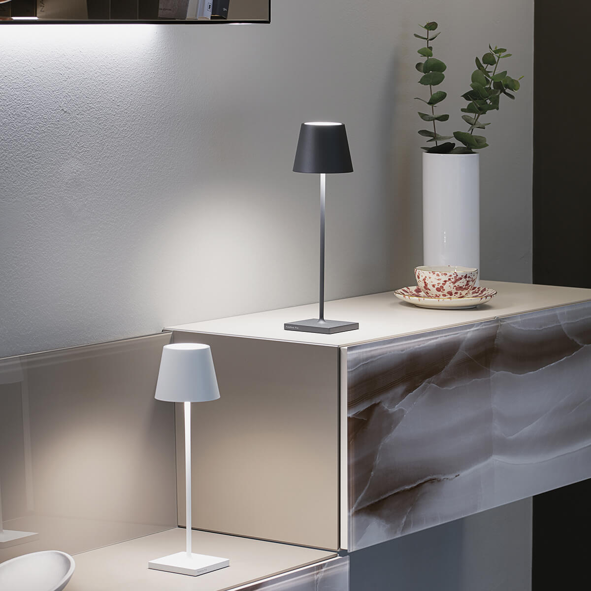 Zafferano AiLati Poldina Pro LED Akkuleuchte, weiß und dunkelgrau