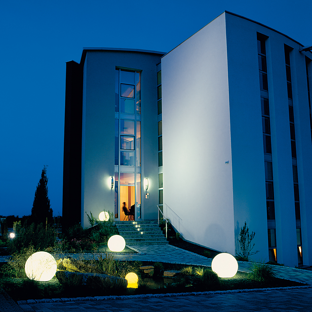 Moonlight Vollkugel MBG mit Eingrabsockel, weiß (Abbildung mehrere Ausführungen)