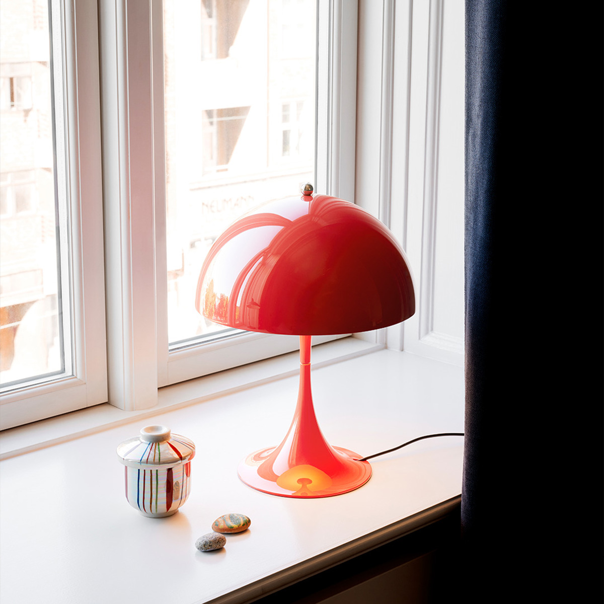 Louis Poulsen Panthella 250 LED Tischleuchte, koralle – Design by Verner Panton
