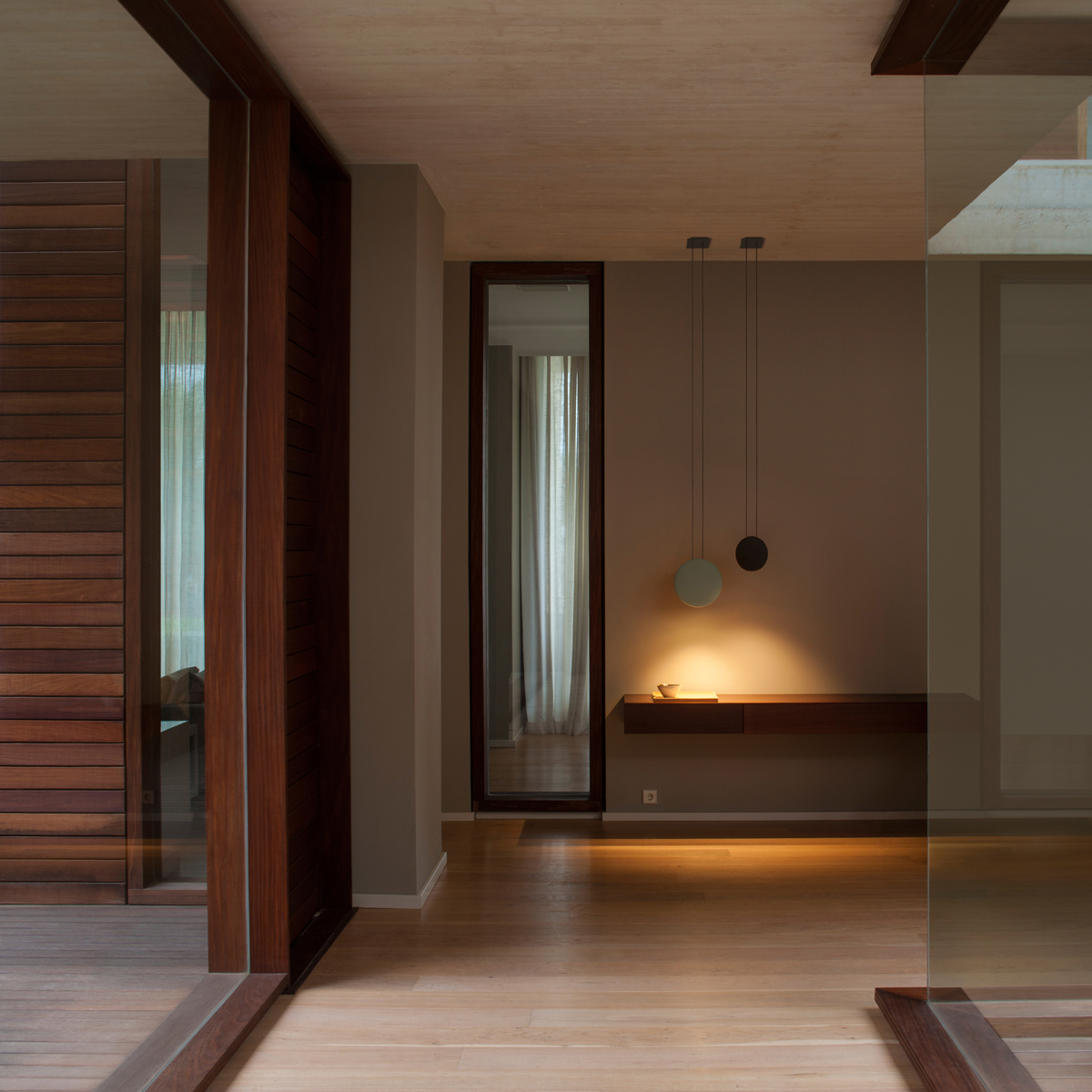 Vibia Cosmos 2500 Pendelleuchte, dunkelbraun matt, und Vibia Cosmos 2501 Pendelleuchte, grün matt