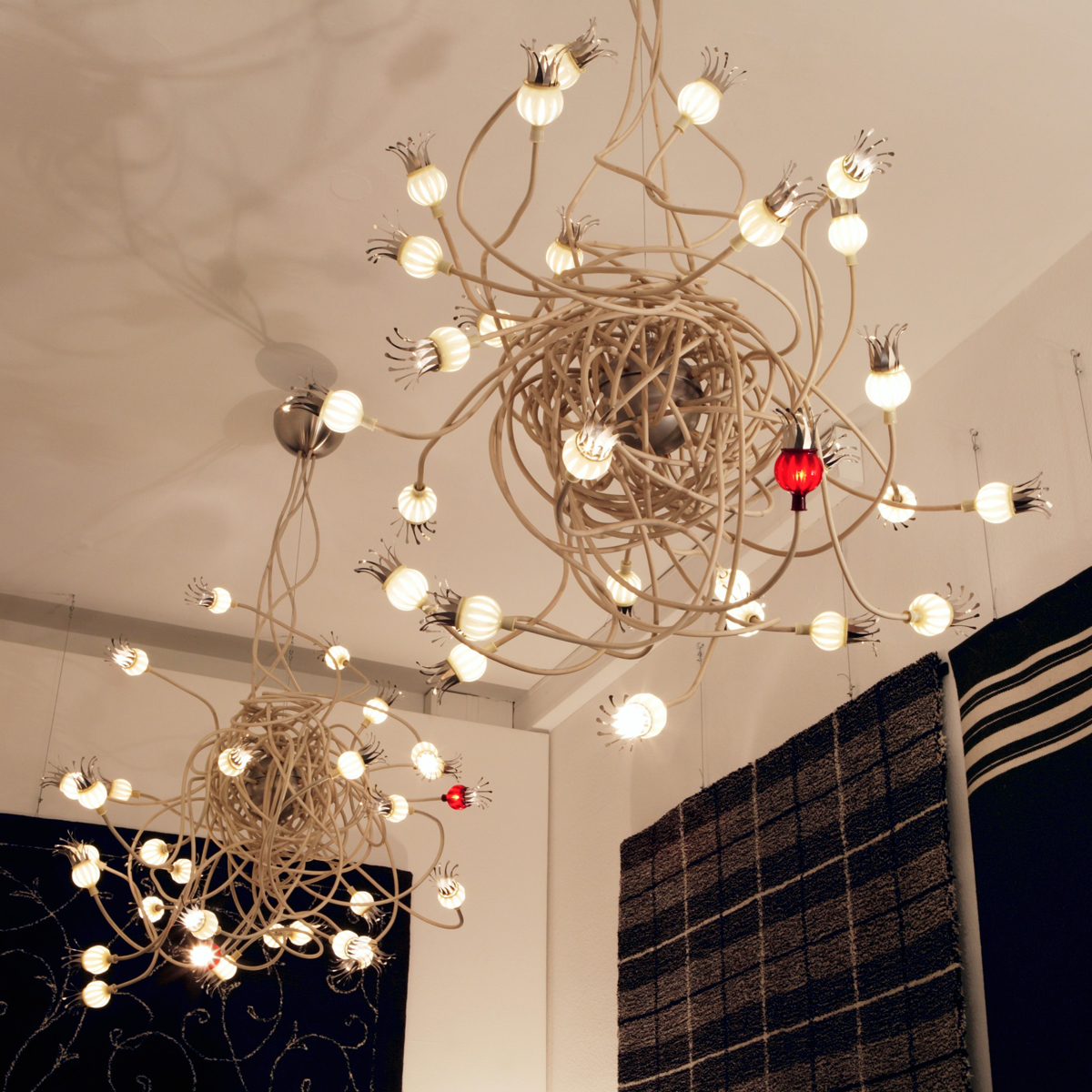Serien.lighting Poppy Suspension Pendelleuchte, Schirme: Keramik, Arme: beige