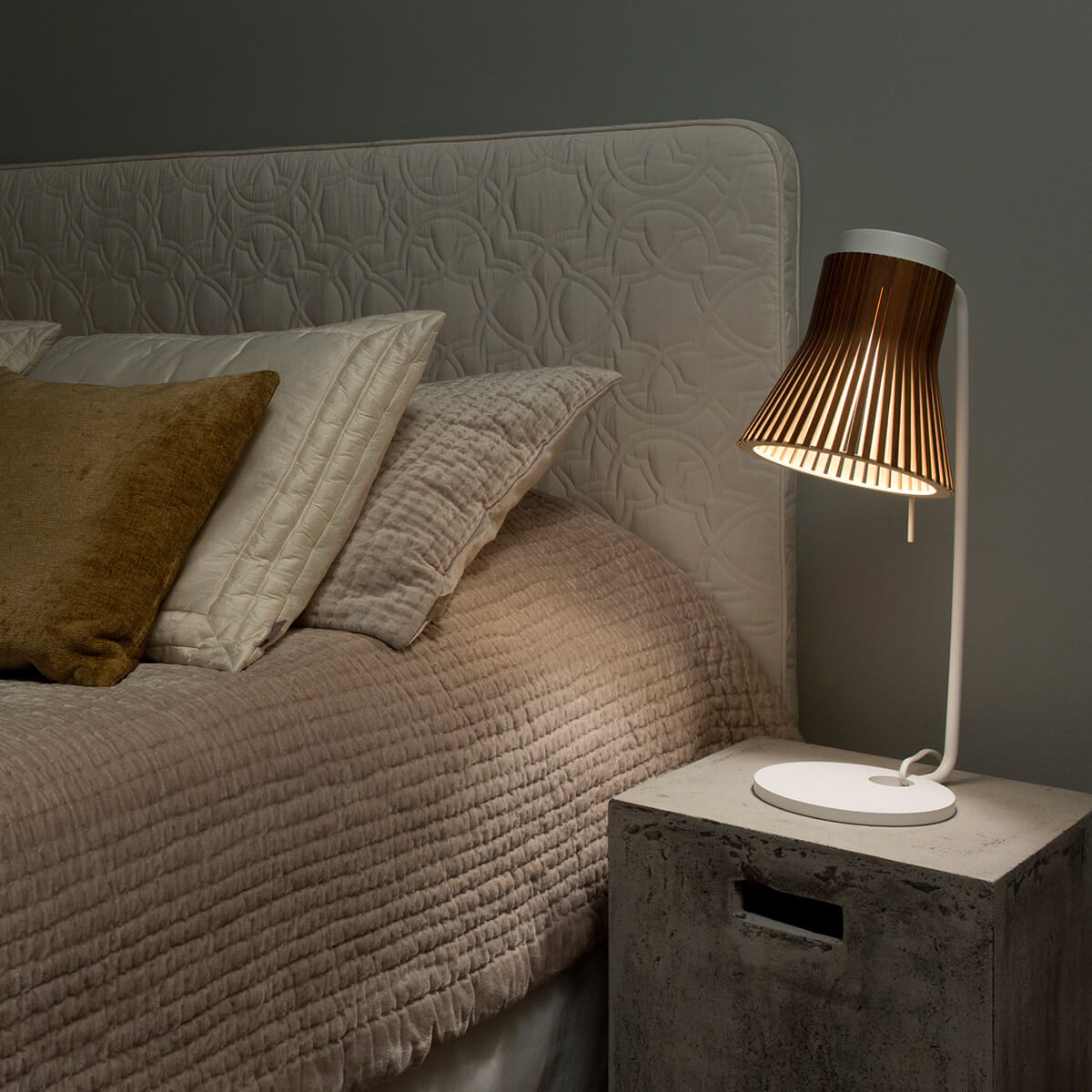 Secto Design Petite 4620 Tischleuchte, weiß, Schirm: Walnussfurnier