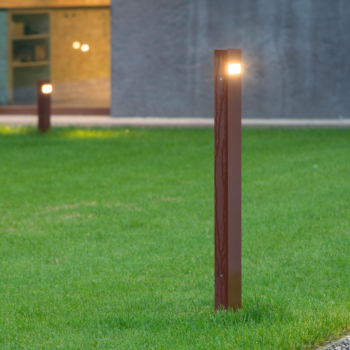 Artemide Outdoor Nuda LED Pollerleuchte, einseitiger Lichtaustritt, Höhe: 100 cm, rostfarben