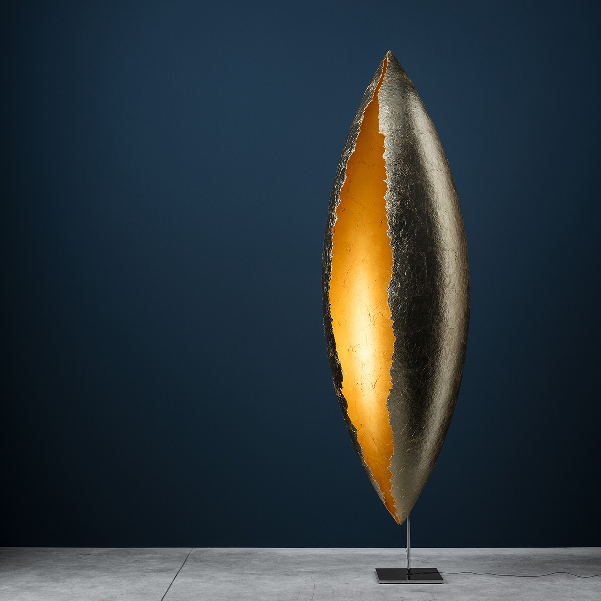 Catellani & Smith PostKrisi F 100 LED Stehleuchte, Gold (ausgeschaltet) (Foto: Nava-Rapacchietta)