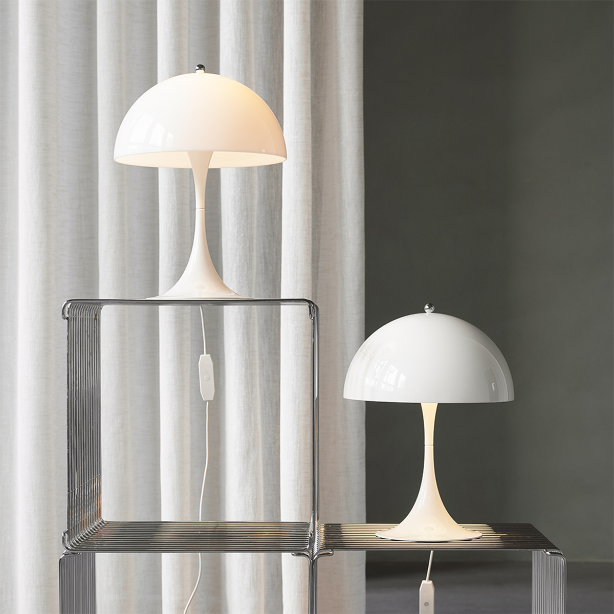 Louis Poulsen Panthella 250 LED Tischleuchte, Acryl opalweiß (links) und weiß (rechts) – Design by Verner Panton