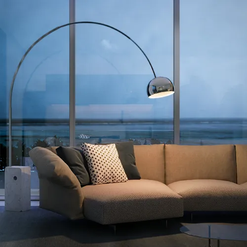 Moderne Innenleuchten mit Bogenleuchte im stilvollen Wohnzimmer