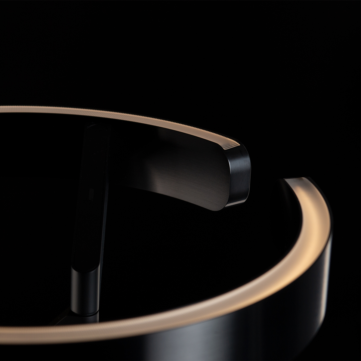 Occhio Gioia equilibrio "air" Tischleuchte, schwarz matt, Kopf: black phantom (©Leuchtenland.com)