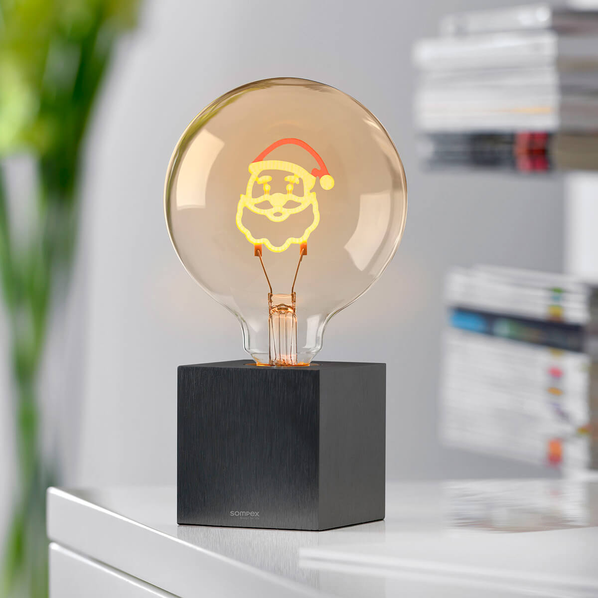 Sompex Santa LED Filament Globelampe E27 Amber, 1,5 W, 2000 K, Ø: 9,5 cm mit der Cubic Tischleuchte (als Zubehör erhältlich)