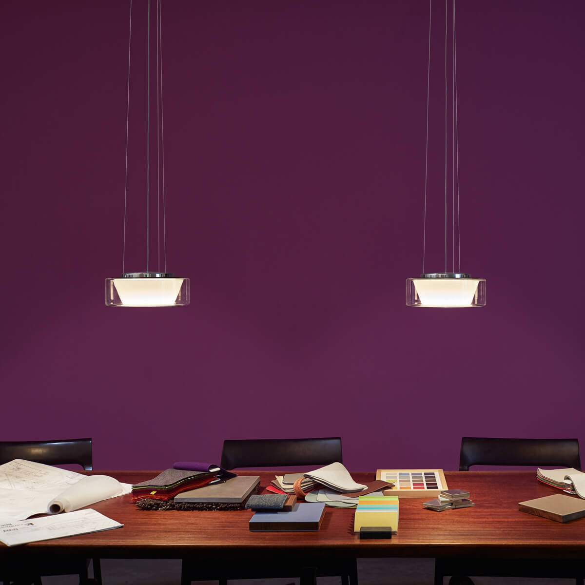 Serien.lighting Curling Suspension Rope M LED Pendelleuchte, Glas klar, Reflektor: konisch opal (©Farideh Fotografie)