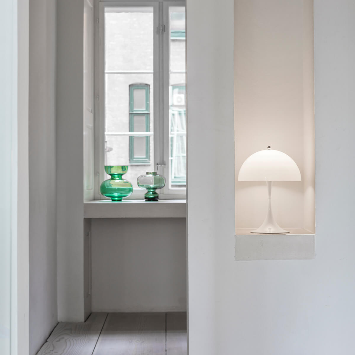 Louis Poulsen Panthella 250 LED Tischleuchte, Acryl opalweiß – Design by Verner Panton