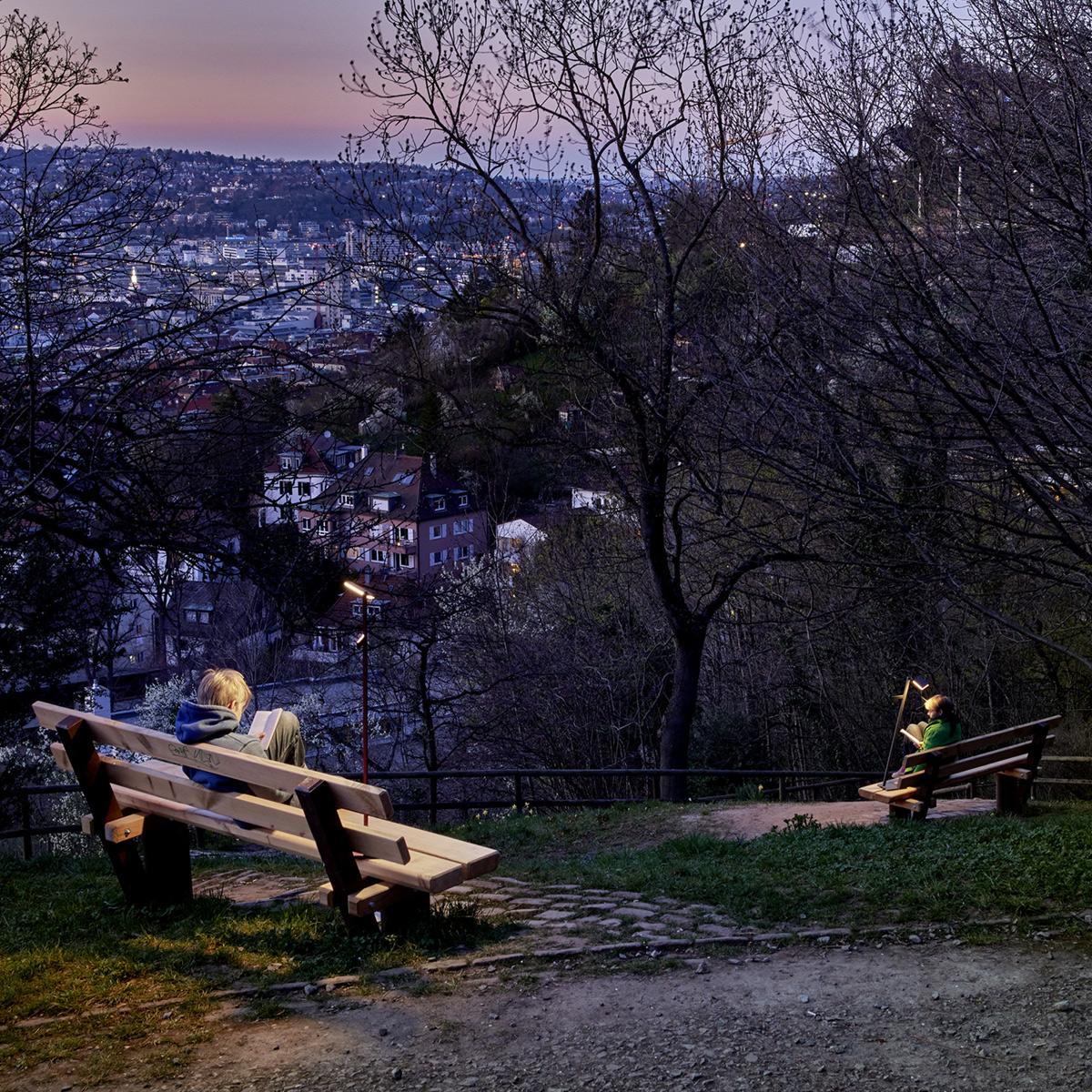 Nimbus Roxxane Leggera 101 CL LED Akkustehleuchte, rubinrot und graphitgrau matt (©Nimbus Group/Jürgen Pollak)