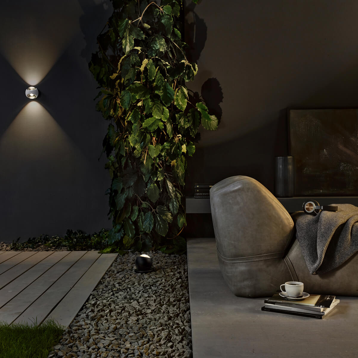 Occhio Sito basso Volt S80 Bodenleuchte, schwarz matt, und Occhio Sito verticale Volt C80 Wandleuchte, weiß matt