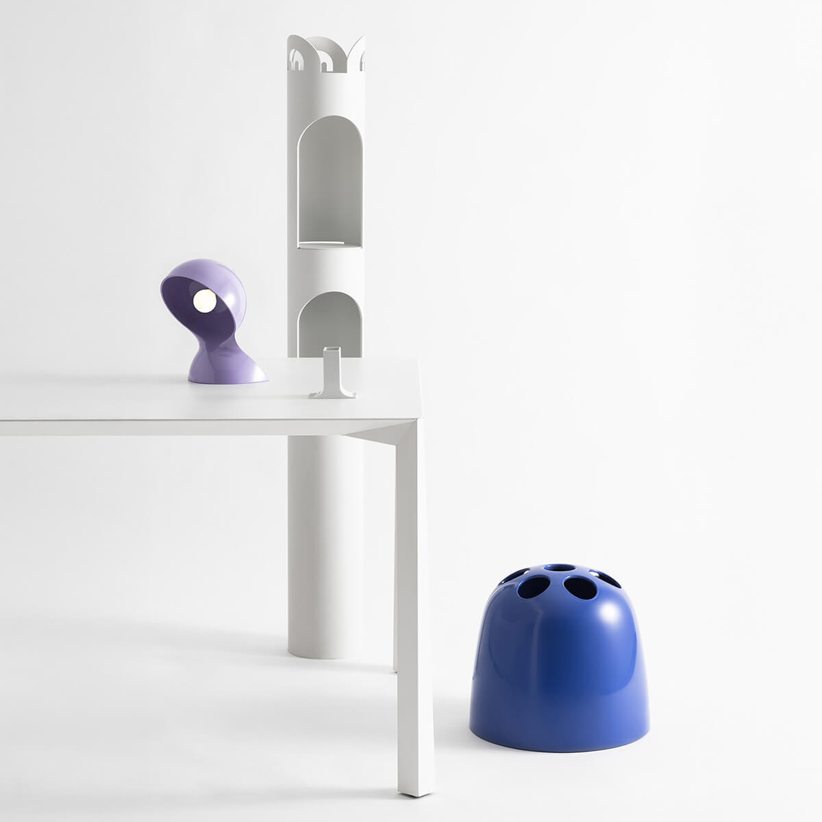 Artemide Dalù Tavolo, Lavender (fliederfarben), und Artemide Dedalo Schirmständer