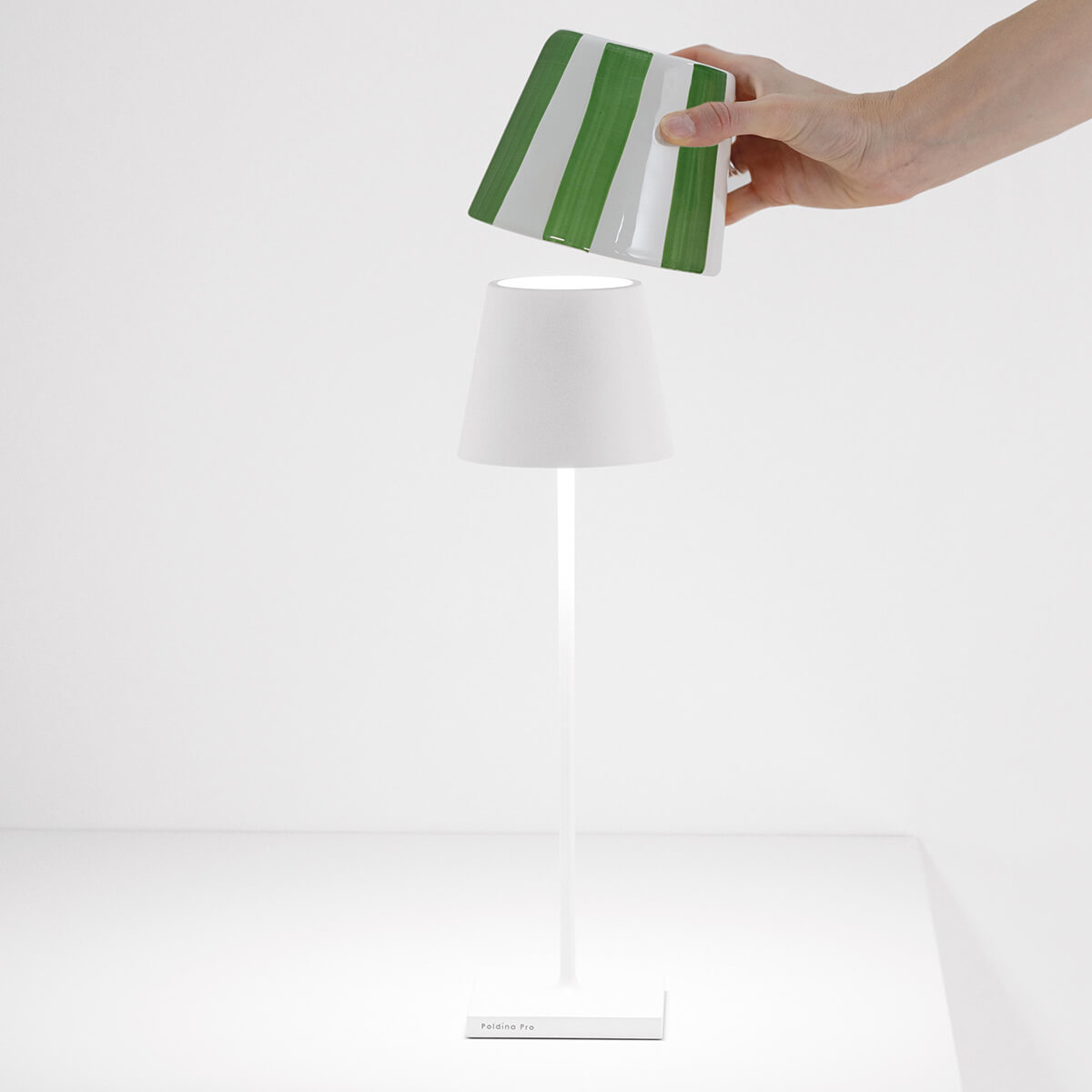 Zafferano AiLati Poldina Keramikschirm, grün gestreift, mit Poldina Pro LED Akkuleuchte, weiß (separat erhältlich)