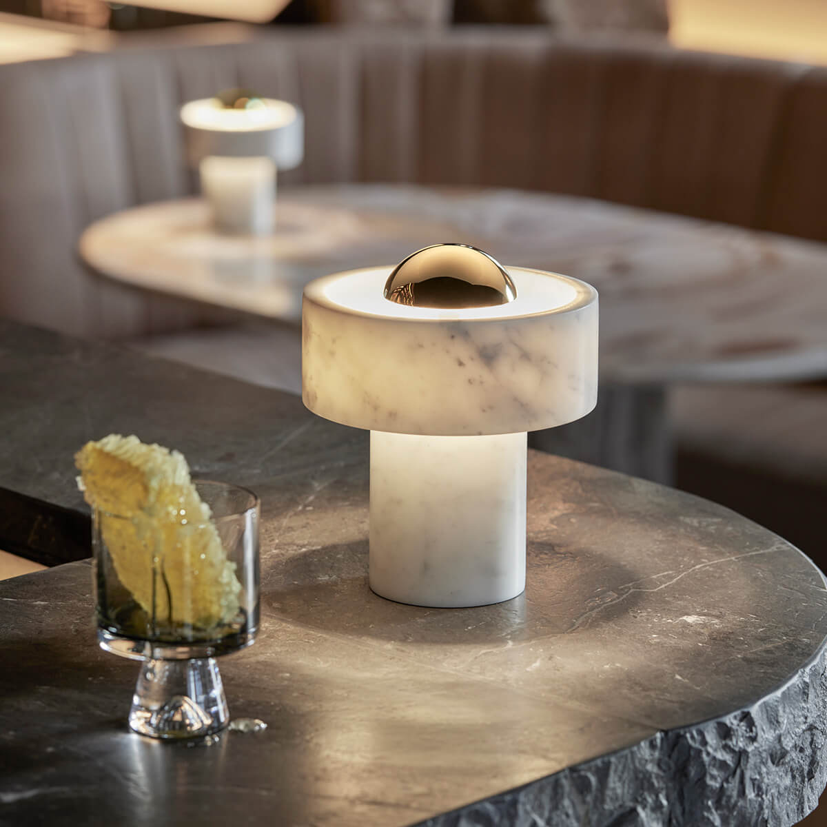 Tom Dixon Stone Portable LED Akkuleuchte, Gold / Marmor