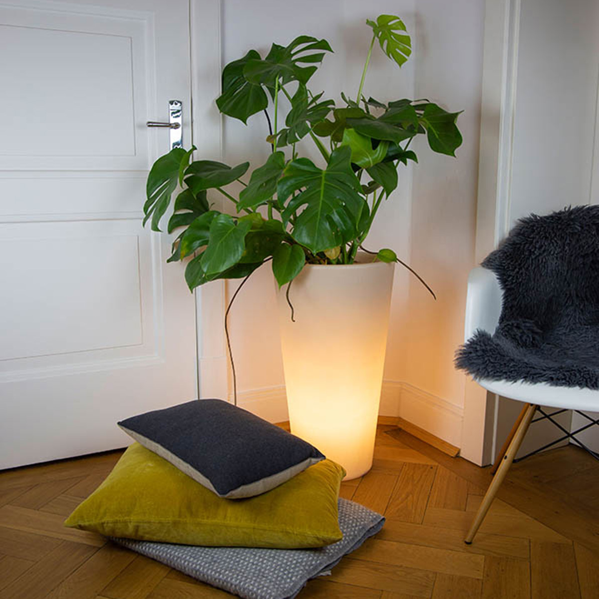 8 seasons design Shining Classic Pot L Pflanztopf / Dekoleuchte, weiß