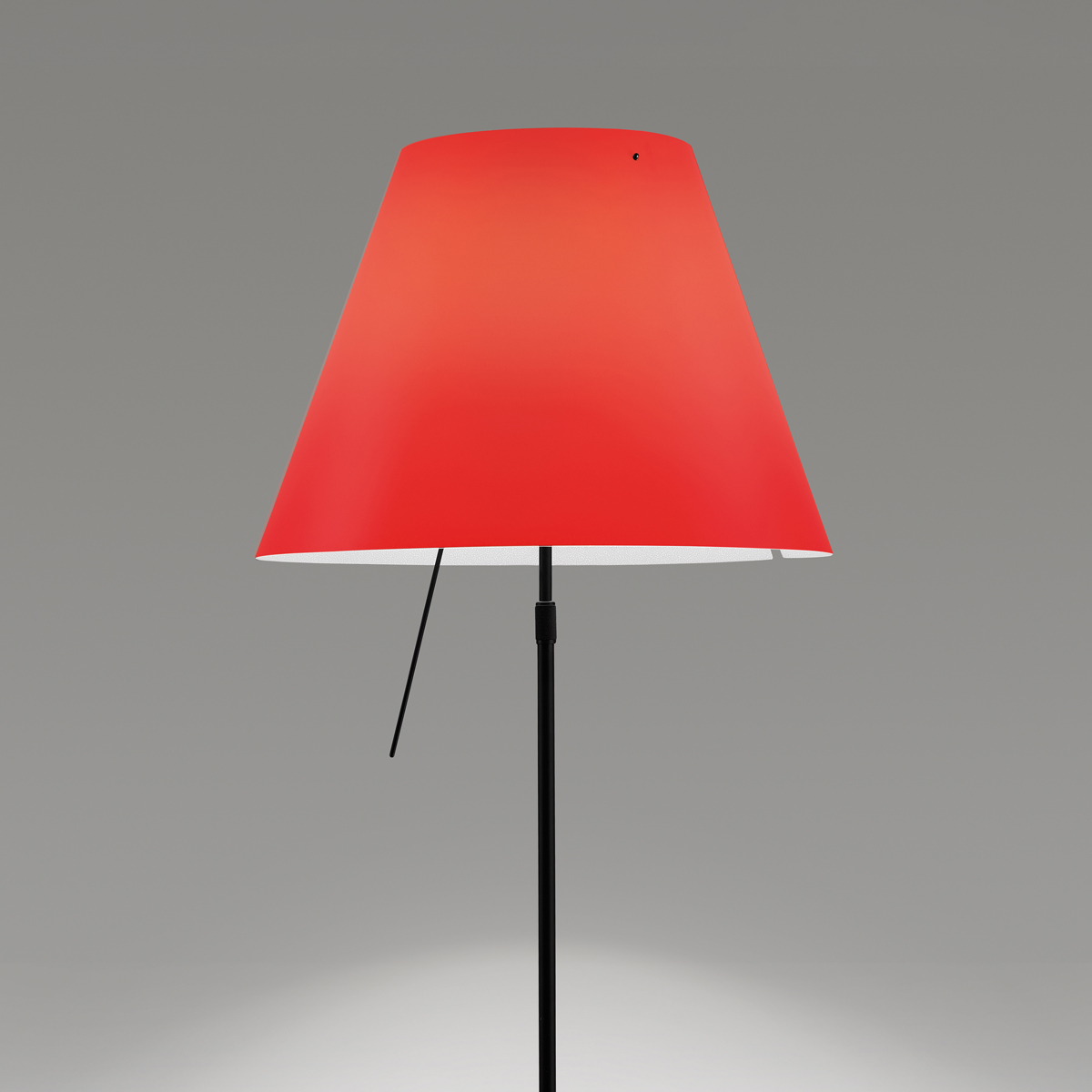 Luceplan Costanza Terra Teleskop mit Touchdimmer, schwarz, Schirm: johannisbeerrot (eingeschaltet)
