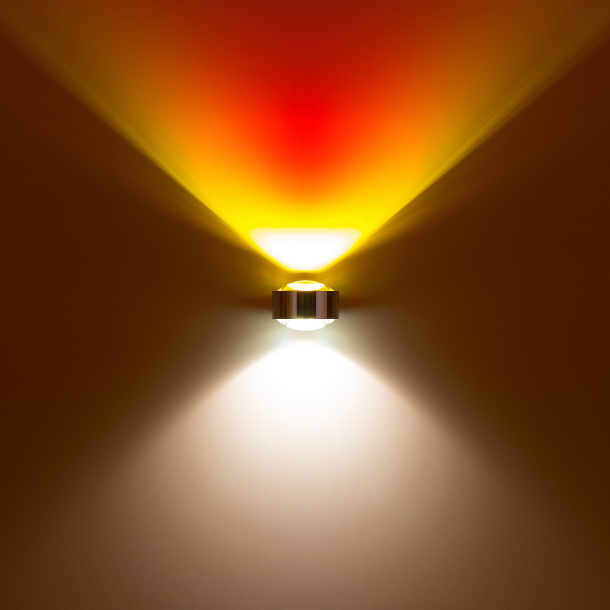 Top Light Puk Maxx Wall Wandleuchte, Chrom, mit Puk Maxx Linse klar und Farbfilter rot (oben) und Puk Maxx Linse satiniert (unten)
