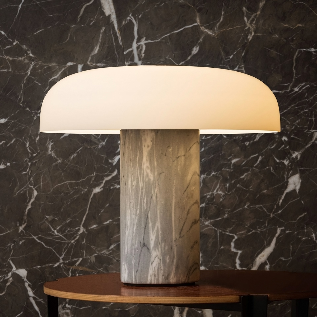 Fontana Arte Tropico Media LED Tischleuchte, Bardiglio-Marmor hellgrau