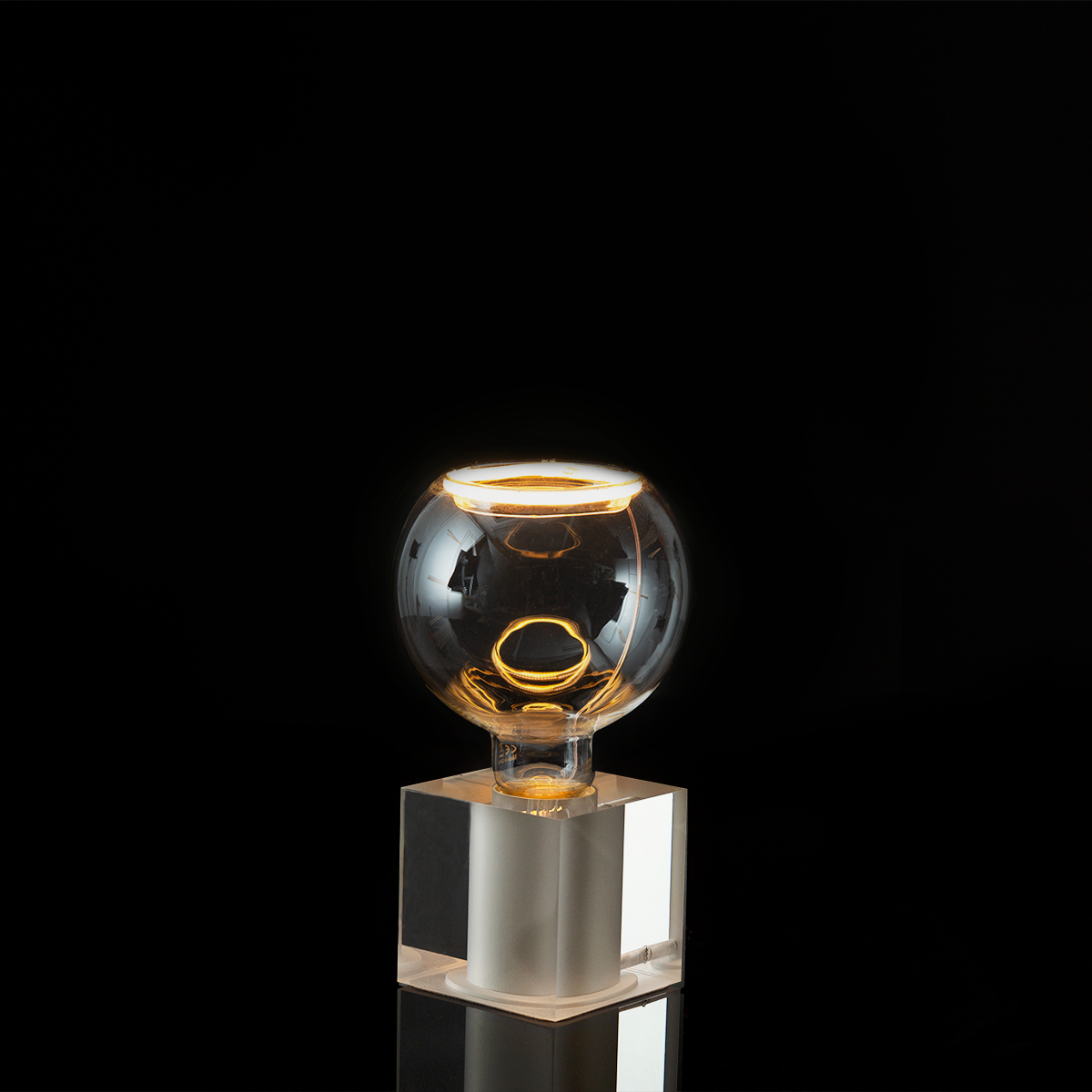 Segula LED Floating Globe 125 klar E27, 4,5 W, 2200 K, dimmbar, mit Sompex Cubic Tischleuchte, Acryl (separat erhältlich) (©Leuchtenland.com)
