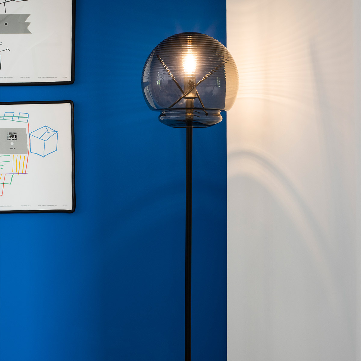 Artemide Vitruvio Terra, Struktur: schwarz, Schirm: rauchgrau